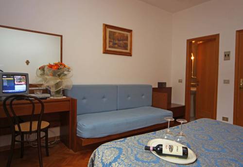 Imagen de la habitación del Hotel Archimede. Foto 14