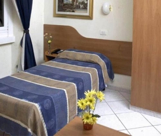 Imagen de la habitación del Hotel Arco. Foto 8