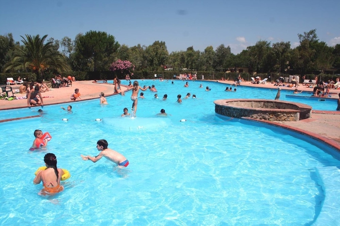 Imagen de la piscina del Hotel Arcobaleno Camping. Foto 17