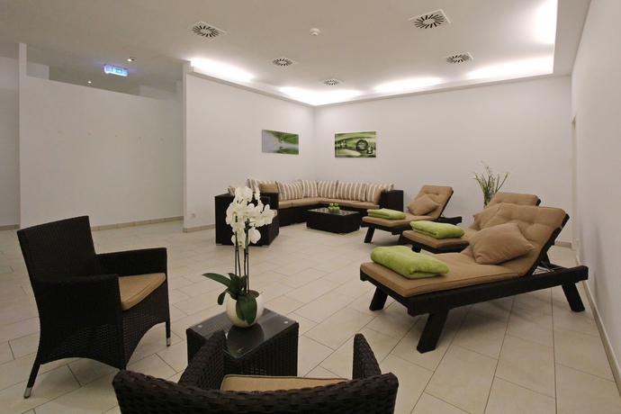 Imagen de la piscina del Hotel Arcotel Nike. Foto 14