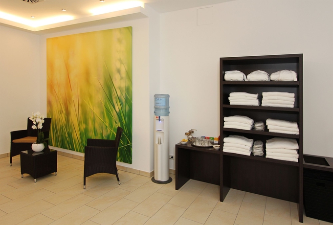 Imagen de la piscina del Hotel Arcotel Nike. Foto 15