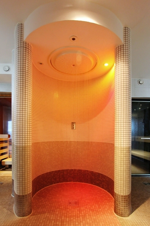 Imagen de la piscina del Hotel Arcotel Rubin Hamburg. Foto 16