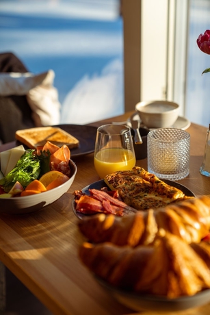Imagen del bar/restaurante del Hotel Arctic Skylight Lodge. Foto 5