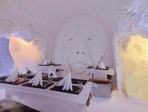 Imagen de los interiores del Hotel Arctic SnowHotel & Glass Igloos. Foto 9
