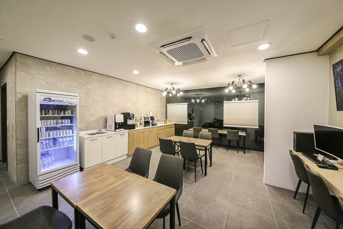Imagen del bar/restaurante del Hotel Arden. Foto 2