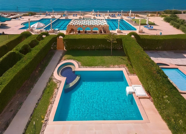 Imagen de la piscina del Hotel Arena Beach Resort. Foto 13