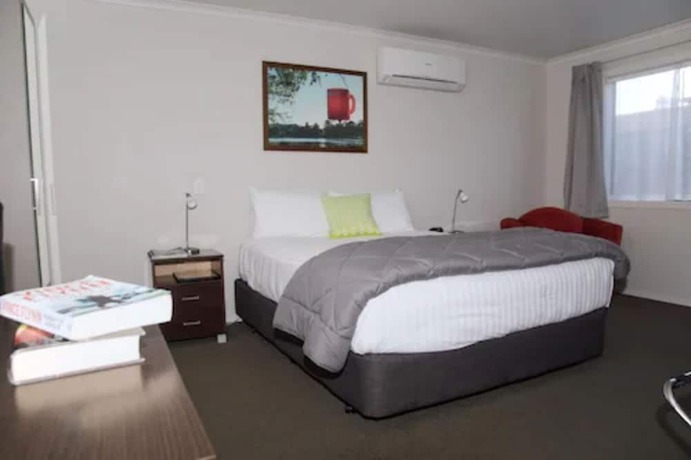 Imagen de la habitación del Hotel Arena Court Motel. Foto 16