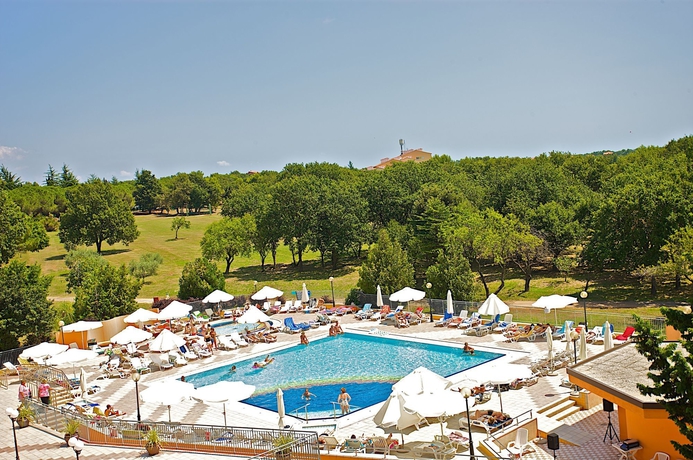 Imagen de la piscina del Hotel Arena Holiday. Foto 13