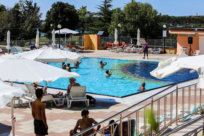 Imagen de la piscina del Hotel Arena Holiday. Foto 14
