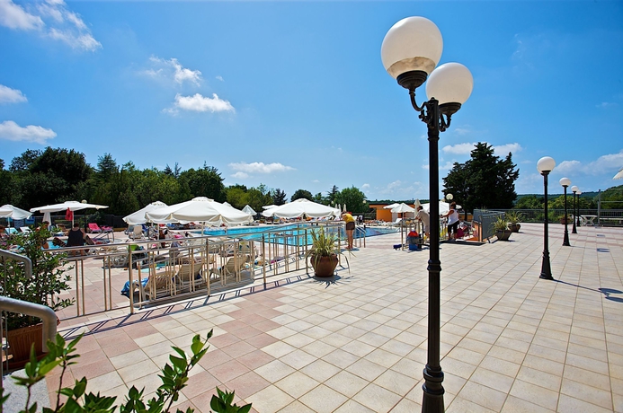 Imagen de los exteriores del Hotel Arena Holiday. Foto 9