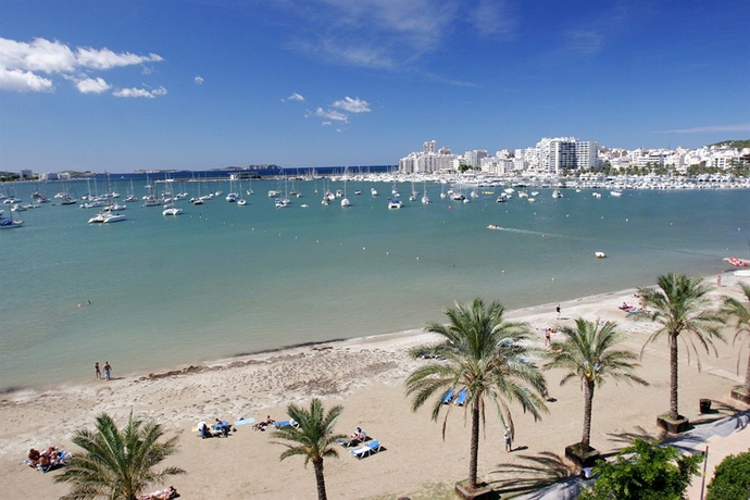 Imagen de los exteriores del Hotel Arenal, Bahia San Antonio. Foto 7