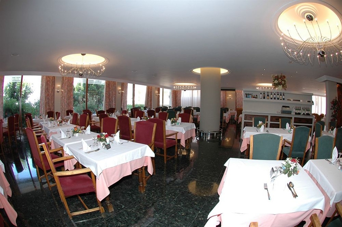 Imagen del bar/restaurante del Hotel Arenal, Bahia San Antonio. Foto 3