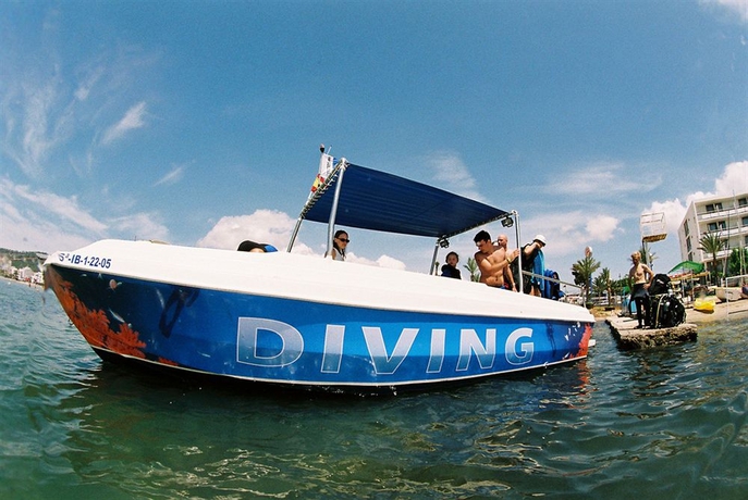 Imagen de los exteriores del Hotel Arenal, Bahia San Antonio. Foto 8