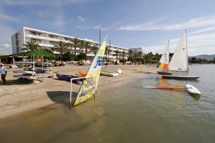 Imagen de los exteriores del Hotel Arenal, Bahia San Antonio. Foto 9