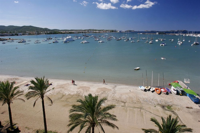 Imagen de los exteriores del Hotel Arenal, Bahia San Antonio. Foto 10