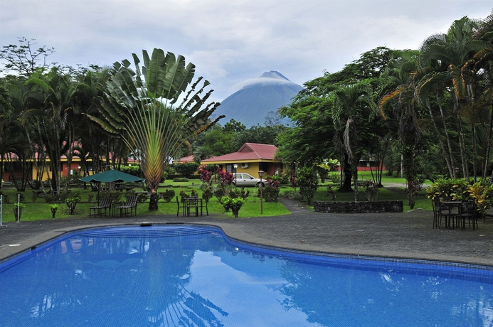 Imagen de la piscina del Hotel Arenal Country Inn. Foto 15