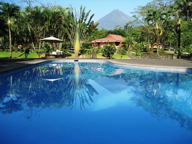 Imagen de la piscina del Hotel Arenal Country Inn. Foto 16
