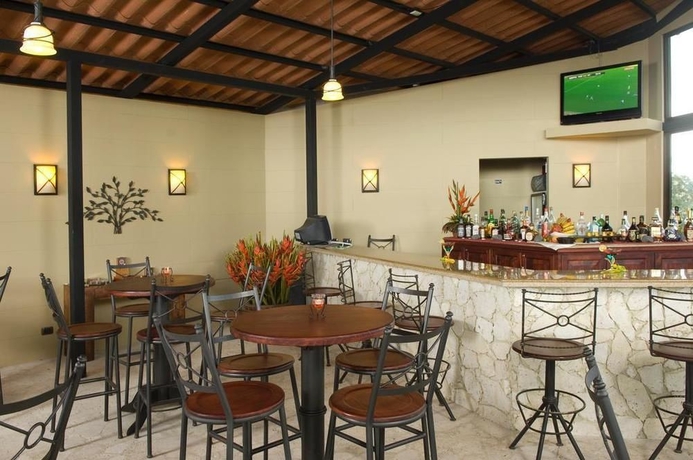 Imagen del bar/restaurante del Hotel Arenal Kioro Suites and Spa. Foto 6