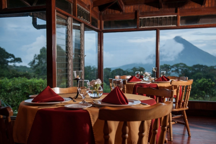 Imagen del bar/restaurante del Hotel Arenal Lodge. Foto 3