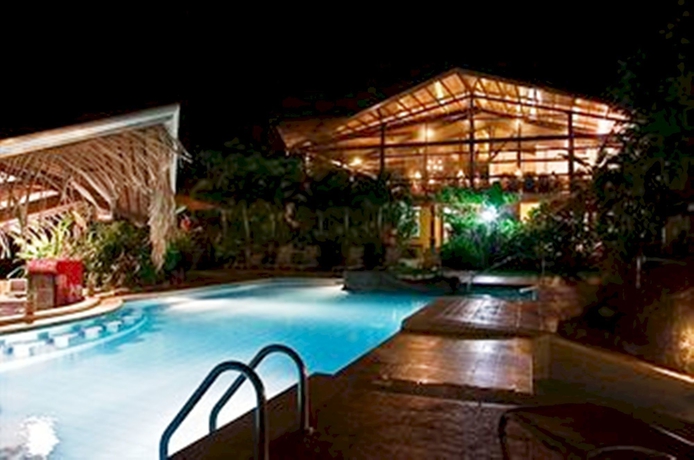 Imagen de la piscina del Hotel Arenal Springs Resort. Foto 8