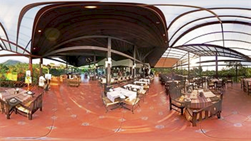 Imagen del bar/restaurante del Hotel Arenal Springs Resort. Foto 5