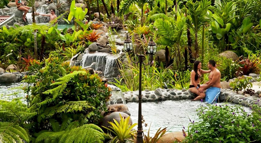 Imagen de la piscina del Hotel Arenal Springs Resort. Foto 9