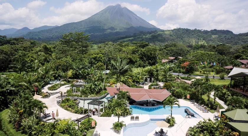 Imagen de la piscina del Hotel Arenal Springs Resort. Foto 10