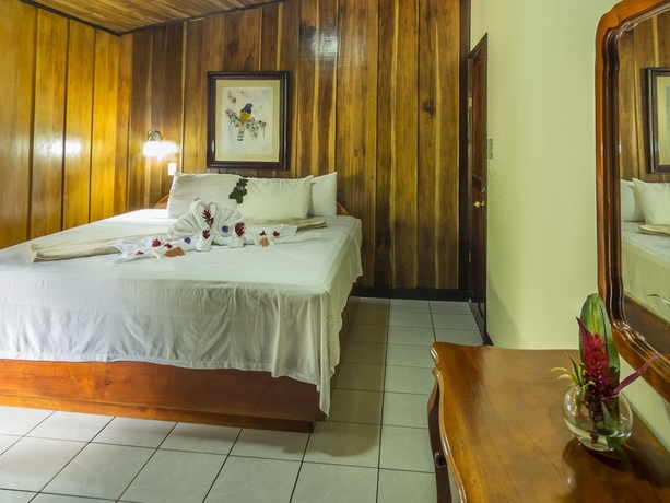 Imagen de la habitación del Hotel Arenal Waterfall Lodge. Foto 8