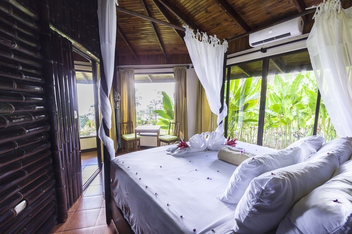 Imagen de la habitación del Hotel Arenal Waterfall Lodge. Foto 10