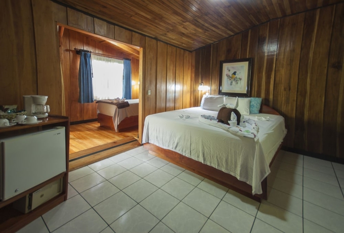 Imagen de la habitación del Hotel Arenal Waterfall Lodge. Foto 15