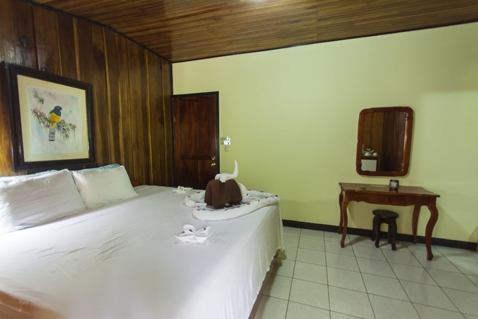 Imagen de la habitación del Hotel Arenal Waterfall Lodge. Foto 16