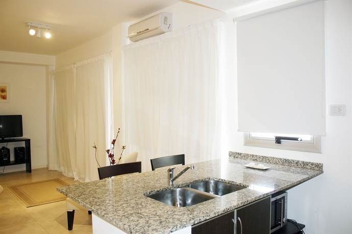 Imagen de la habitación del Hotel Arenales Suites. Foto 5