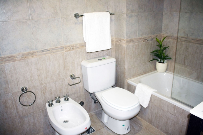 Imagen de la habitación del Hotel Arenales Suites. Foto 7