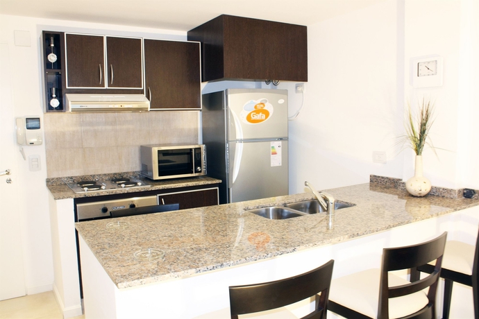 Imagen de la habitación del Hotel Arenales Suites. Foto 8