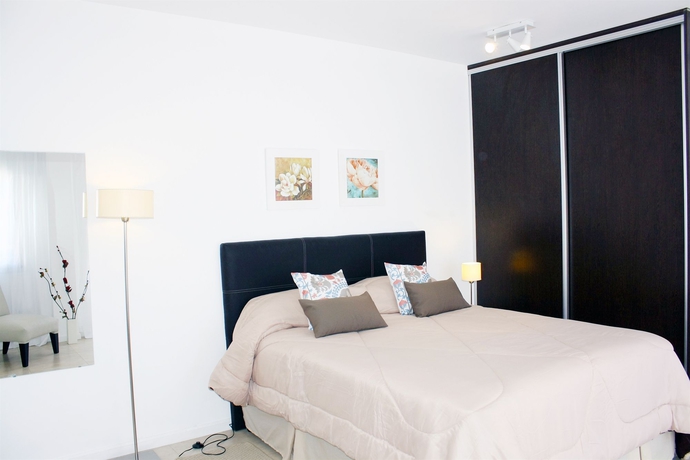 Imagen de la habitación del Hotel Arenales Suites. Foto 9