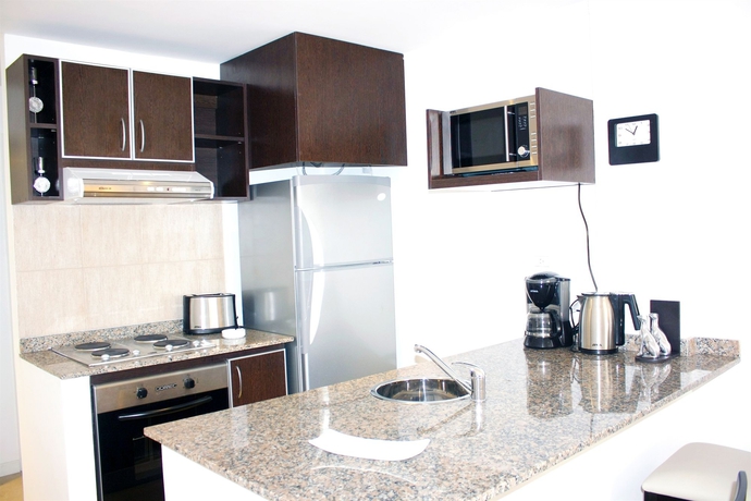 Imagen de la habitación del Hotel Arenales Suites. Foto 11