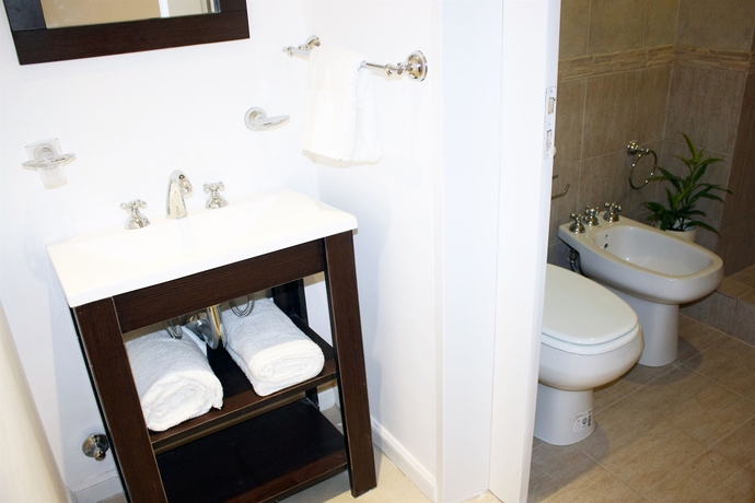 Imagen de la habitación del Hotel Arenales Suites. Foto 14