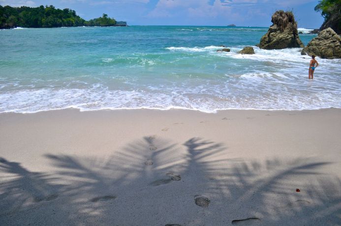 Imagen de los exteriores del Hotel Arenas Del Mar Beachfront and Rainforest Member Of The Cayuga Collection. Foto 5