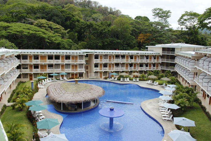 Imagen de la piscina del Hotel Arenas En Punta Leona. Foto 12