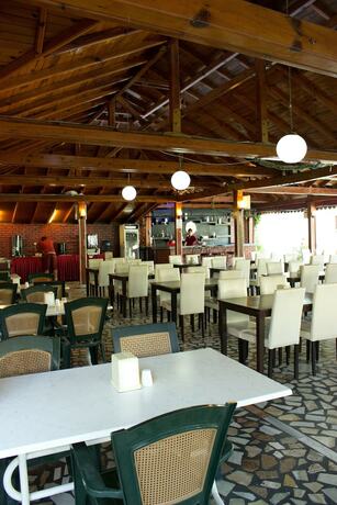 Imagen del bar/restaurante del Hotel Ares City. Foto 9