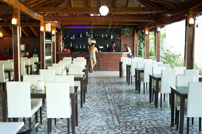 Imagen del bar/restaurante del Hotel Ares City. Foto 10