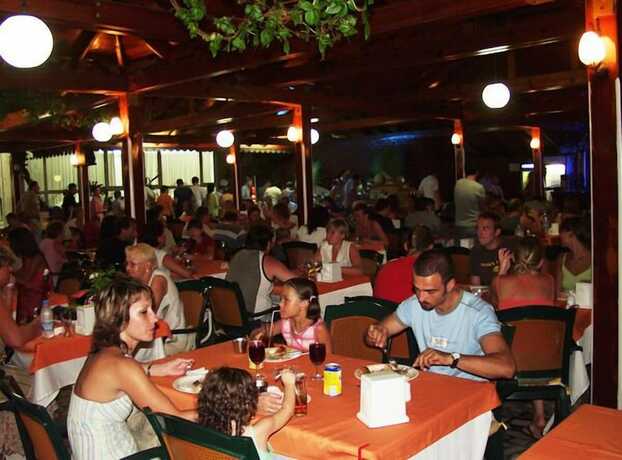 Imagen del bar/restaurante del Hotel Ares City. Foto 11