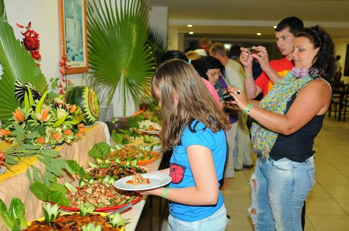Imagen del bar/restaurante del Hotel Ares City. Foto 15