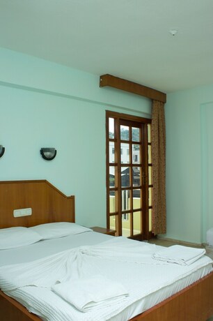 Imagen de la habitación del Hotel Ares City. Foto 22