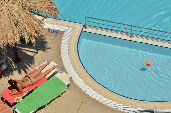 Imagen de la piscina del Hotel Aretoysa. Foto 16