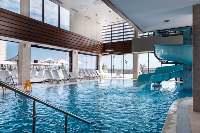 Imagen de la piscina del Hotel Arfa Park. Foto 19