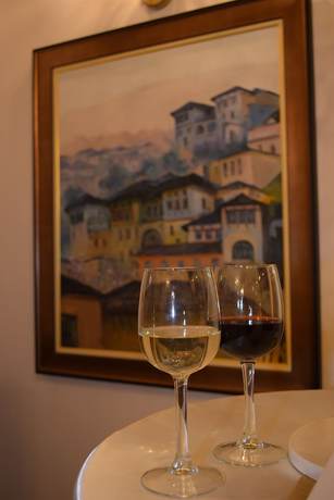 Imagen del bar/restaurante del Hotel Argjiro. Foto 3