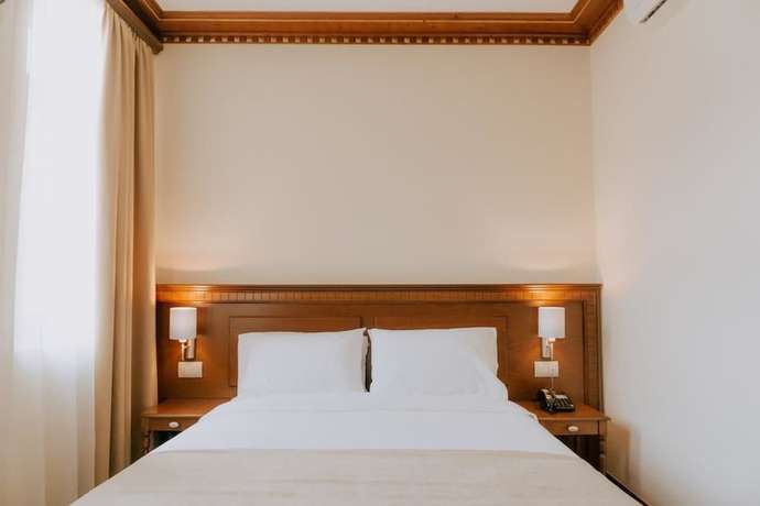 Imagen de la habitación del Hotel Argjiro. Foto 8