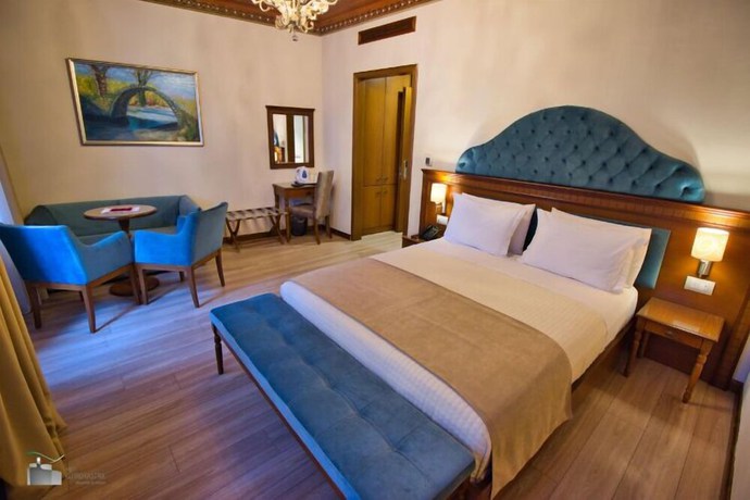 Imagen de la habitación del Hotel Argjiro. Foto 15