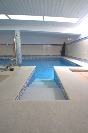 Imagen de la piscina del Hotel Argos, Playa de Talamanca. Foto 10